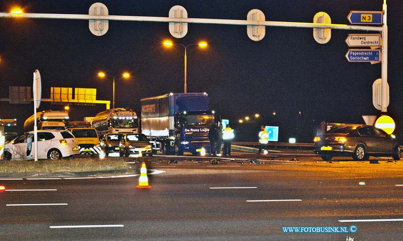 15012201.jpg - FOTOOPDRACHT:Dordrecht:22-01-2015:Bij een aanrijding op de N3 oprit naar de A16 zijn 2 auto's op elkaar geklapt waarbij 1 tot stilstand is gekomen tegen de vangrail. De afrit A16 naar de N3 is een tijd afgesloten en het verkeer stond ook stil op de afrit en konden er vanwege de ravage niet langs de slachtoffers met onbekend letsel naar het ziekenhuis vervoerd politie doet onderzoek naar de toedracht van het ongeval.Deze digitale foto blijft eigendom van FOTOPERSBURO BUSINK. Wij hanteren de voorwaarden van het N.V.F. en N.V.J. Gebruik van deze foto impliceert dat u bekend bent  en akkoord gaat met deze voorwaarden bij publicatie.EB/ETIENNE BUSINK