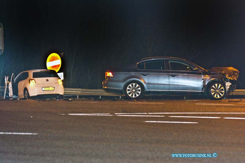 15012202.jpg - FOTOOPDRACHT:Dordrecht:22-01-2015:Bij een aanrijding op de N3 oprit naar de A16 zijn 2 auto's op elkaar geklapt waarbij 1 tot stilstand is gekomen tegen de vangrail. De afrit A16 naar de N3 is een tijd afgesloten en het verkeer stond ook stil op de afrit en konden er vanwege de ravage niet langs de slachtoffers met onbekend letsel naar het ziekenhuis vervoerd politie doet onderzoek naar de toedracht van het ongeval.Deze digitale foto blijft eigendom van FOTOPERSBURO BUSINK. Wij hanteren de voorwaarden van het N.V.F. en N.V.J. Gebruik van deze foto impliceert dat u bekend bent  en akkoord gaat met deze voorwaarden bij publicatie.EB/ETIENNE BUSINK