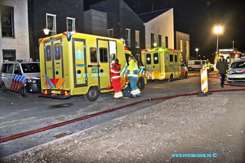 15012203.jpg - FOTOOPDRACHT:Puttershoek:22-01-2015:Binnenbrand zorginstelling Profila Zorg aan de Oogstlaan in Puttershoek. De brand woedde in een appartement in de instelling de bewoonster moest gerd worden door de brandweer. De hulpdiensten pgeschaald gelijk naar een middelbrand.  De brandweer besloot tijdens de brand het complex te ontruimen. Vijftien mensen moesten worden geëvacueerd. Omdat het een zorg instelling is, kwamen er dan ook 3 ambulances een chef van dienst en de LifelinerHelikopter terplaatsen. de brand was gelukkig toch wel snel geblust het pand is geventileerd 1 patiënt is met ademhaling klachten naar het ziekenhuis gebracht per ambulance.   Deze digitale foto blijft eigendom van FOTOPERSBURO BUSINK. Wij hanteren de voorwaarden van het N.V.F. en N.V.J. Gebruik van deze foto impliceert dat u bekend bent  en akkoord gaat met deze voorwaarden bij publicatie.EB/ETIENNE BUSINK