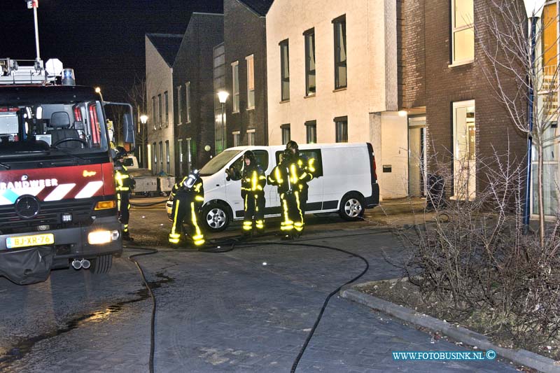 15012204.jpg - FOTOOPDRACHT:Puttershoek:22-01-2015:Binnenbrand zorginstelling Profila Zorg aan de Oogstlaan in Puttershoek. De brand woedde in een appartement in de instelling de bewoonster moest gerd worden door de brandweer. De hulpdiensten pgeschaald gelijk naar een middelbrand.  De brandweer besloot tijdens de brand het complex te ontruimen. Vijftien mensen moesten worden geëvacueerd. Omdat het een zorg instelling is, kwamen er dan ook 3 ambulances een chef van dienst en de LifelinerHelikopter terplaatsen. de brand was gelukkig toch wel snel geblust het pand is geventileerd 1 patiënt is met ademhaling klachten naar het ziekenhuis gebracht per ambulance.   Deze digitale foto blijft eigendom van FOTOPERSBURO BUSINK. Wij hanteren de voorwaarden van het N.V.F. en N.V.J. Gebruik van deze foto impliceert dat u bekend bent  en akkoord gaat met deze voorwaarden bij publicatie.EB/ETIENNE BUSINK