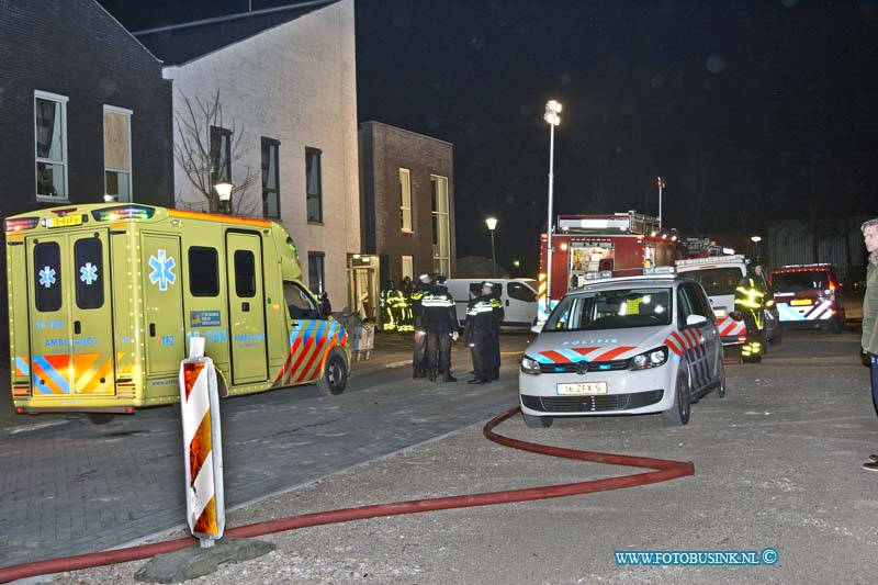 15012205.jpg - FOTOOPDRACHT:Puttershoek:22-01-2015:Binnenbrand zorginstelling Profila Zorg aan de Oogstlaan in Puttershoek. De brand woedde in een appartement in de instelling de bewoonster moest gerd worden door de brandweer. De hulpdiensten pgeschaald gelijk naar een middelbrand.  De brandweer besloot tijdens de brand het complex te ontruimen. Vijftien mensen moesten worden geëvacueerd. Omdat het een zorg instelling is, kwamen er dan ook 3 ambulances een chef van dienst en de LifelinerHelikopter terplaatsen. de brand was gelukkig toch wel snel geblust het pand is geventileerd 1 patiënt is met ademhaling klachten naar het ziekenhuis gebracht per ambulance.   Deze digitale foto blijft eigendom van FOTOPERSBURO BUSINK. Wij hanteren de voorwaarden van het N.V.F. en N.V.J. Gebruik van deze foto impliceert dat u bekend bent  en akkoord gaat met deze voorwaarden bij publicatie.EB/ETIENNE BUSINK