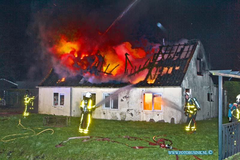 15012601.jpg - FOTOOPDRACHT:Mookhoek:26-01-2015: Rond 23,30 uur vannacht brak er een uitslaande brand in een woning aan de schaweg 5 uit, De bewoners konden zich in veilheid brengen, de brandweer maakte grote brand ivm met de waterwining. De woning brande geheel uit, voor de bewoners word vervangend onderdak gezocht.Deze digitale foto blijft eigendom van FOTOPERSBURO BUSINK. Wij hanteren de voorwaarden van het N.V.F. en N.V.J. Gebruik van deze foto impliceert dat u bekend bent  en akkoord gaat met deze voorwaarden bij publicatie.EB/ETIENNE BUSINK