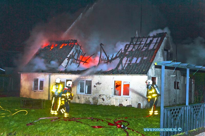 15012602.jpg - FOTOOPDRACHT:Mookhoek:26-01-2015: Rond 23,30 uur vannacht brak er een uitslaande brand in een woning aan de schaweg 5 uit, De bewoners konden zich in veilheid brengen, de brandweer maakte grote brand ivm met de waterwining. De woning brande geheel uit, voor de bewoners word vervangend onderdak gezocht.Deze digitale foto blijft eigendom van FOTOPERSBURO BUSINK. Wij hanteren de voorwaarden van het N.V.F. en N.V.J. Gebruik van deze foto impliceert dat u bekend bent  en akkoord gaat met deze voorwaarden bij publicatie.EB/ETIENNE BUSINK