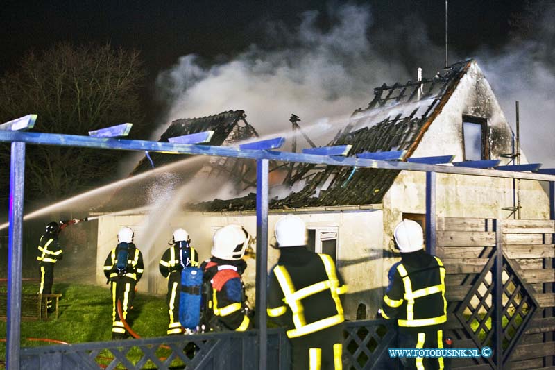 15012603.jpg - FOTOOPDRACHT:Mookhoek:26-01-2015: Rond 23,30 uur vannacht brak er een uitslaande brand in een woning aan de schaweg 5 uit, De bewoners konden zich in veilheid brengen, de brandweer maakte grote brand ivm met de waterwining. De woning brande geheel uit, voor de bewoners word vervangend onderdak gezocht.Deze digitale foto blijft eigendom van FOTOPERSBURO BUSINK. Wij hanteren de voorwaarden van het N.V.F. en N.V.J. Gebruik van deze foto impliceert dat u bekend bent  en akkoord gaat met deze voorwaarden bij publicatie.EB/ETIENNE BUSINK