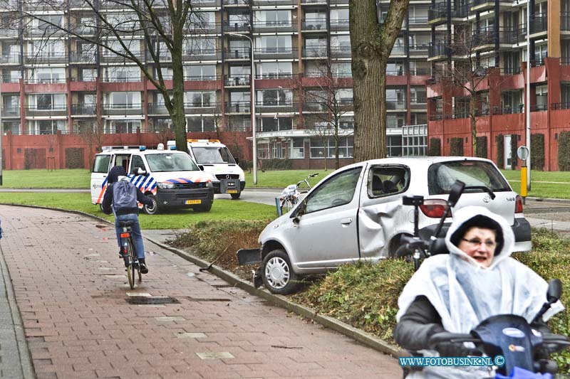 15012605.jpg - FOTOOPDRACHT:Zwijndrecht:26-01-2015:Vanmiddag is op de Swanendrift een auto in de bocht voor een school over de kop geslagen, toen de bestuurder de macht over het stuur verloor. De gewonde bestuurder is voor onderzoek naar het ziekenhuis vervoerd. De kinderen van de school speelden net buiten en keken hun ogen uit bij het ongeval.Deze digitale foto blijft eigendom van FOTOPERSBURO BUSINK. Wij hanteren de voorwaarden van het N.V.F. en N.V.J. Gebruik van deze foto impliceert dat u bekend bent  en akkoord gaat met deze voorwaarden bij publicatie.EB/ETIENNE BUSINK