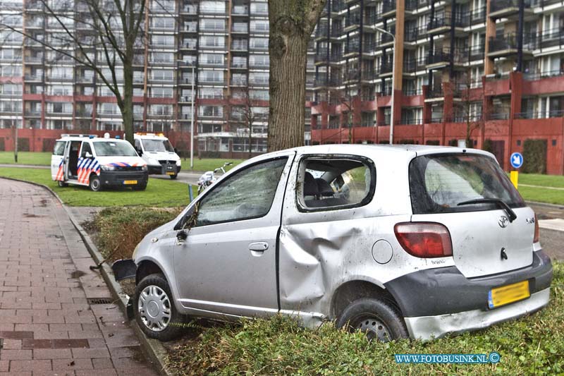 15012606.jpg - FOTOOPDRACHT:Zwijndrecht:26-01-2015:Vanmiddag is op de Swanendrift een auto in de bocht voor een school over de kop geslagen, toen de bestuurder de macht over het stuur verloor. De gewonde bestuurder is voor onderzoek naar het ziekenhuis vervoerd. De kinderen van de school speelden net buiten en keken hun ogen uit bij het ongeval.Deze digitale foto blijft eigendom van FOTOPERSBURO BUSINK. Wij hanteren de voorwaarden van het N.V.F. en N.V.J. Gebruik van deze foto impliceert dat u bekend bent  en akkoord gaat met deze voorwaarden bij publicatie.EB/ETIENNE BUSINK