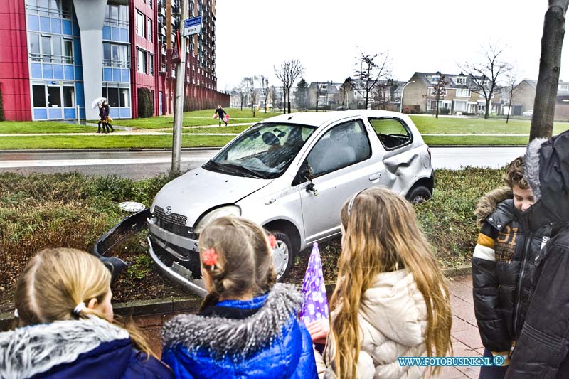 15012607.jpg - FOTOOPDRACHT:Zwijndrecht:26-01-2015:Vanmiddag is op de Swanendrift een auto in de bocht voor een school over de kop geslagen, toen de bestuurder de macht over het stuur verloor. De gewonde bestuurder is voor onderzoek naar het ziekenhuis vervoerd. De kinderen van de school speelden net buiten en keken hun ogen uit bij het ongeval.Deze digitale foto blijft eigendom van FOTOPERSBURO BUSINK. Wij hanteren de voorwaarden van het N.V.F. en N.V.J. Gebruik van deze foto impliceert dat u bekend bent  en akkoord gaat met deze voorwaarden bij publicatie.EB/ETIENNE BUSINK