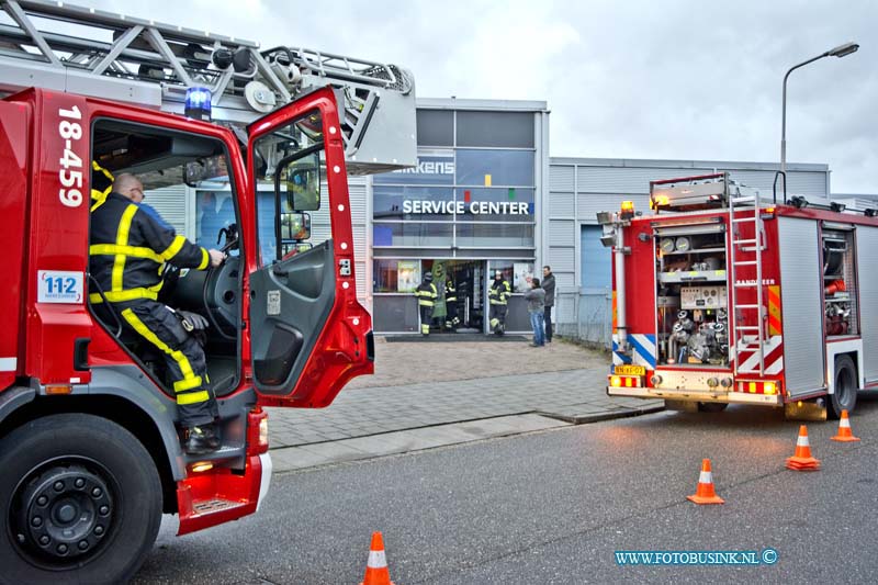 15012608.jpg - FOTOOPDRACHT:Hendrik Ido Ambacht:26-01-2015:Brand bij Sikken Service Center aan De Veldhoven. De brandweer was al snel terplaatsen met een ladderwagen en een blus wagen maar hadden al snel door dat er niet veel aan de hand Sluiting in de verlichting, ging 1 wagen vast retour ook is er vanwegen verf bussen in het pand de milieu dienst ozhz was daarom ook even terplaatsen  Deze digitale foto blijft eigendom van FOTOPERSBURO BUSINK. Wij hanteren de voorwaarden van het N.V.F. en N.V.J. Gebruik van deze foto impliceert dat u bekend bent  en akkoord gaat met deze voorwaarden bij publicatie.EB/ETIENNE BUSINK