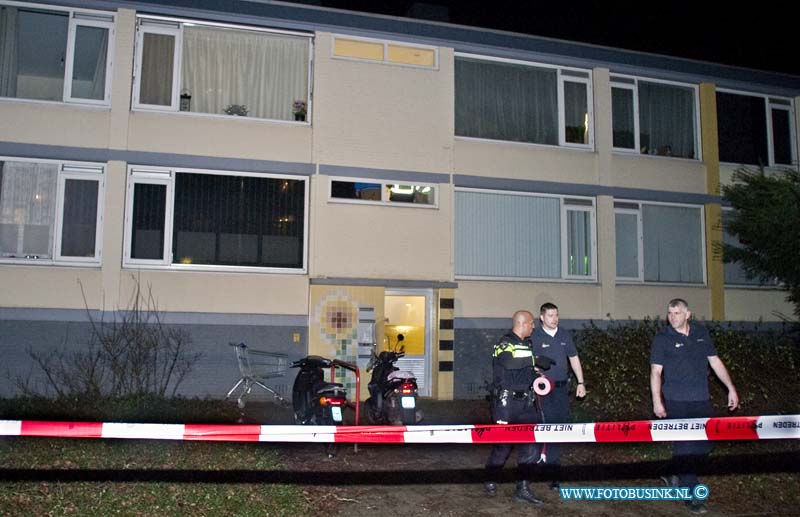 15012701.jpg - FOTOOPDRACHT:Zwijndrecht:27-01-2014:Vrouw door geweld om het leven gebracht in zwijndrecht aan de Bosch een 37 jarige man aangehouden.Volgens de politie is zij door geweld om het leven gebracht. Deze digitale foto blijft eigendom van FOTOPERSBURO BUSINK. Wij hanteren de voorwaarden van het N.V.F. en N.V.J. Gebruik van deze foto impliceert dat u bekend bent  en akkoord gaat met deze voorwaarden bij publicatie.EB/ETIENNE BUSINK