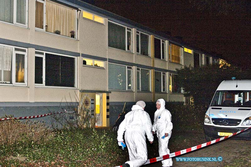 15012706.jpg - FOTOOPDRACHT:Zwijndrecht:27-01-2014:Foto: Technische Recherche doet onderzoek in de woning.Vrouw door geweld om het leven gebracht in zwijndrecht aan de Bosch een 37 jarige man aangehouden.Volgens de politie is zij door geweld om het leven gebracht. Deze digitale foto blijft eigendom van FOTOPERSBURO BUSINK. Wij hanteren de voorwaarden van het N.V.F. en N.V.J. Gebruik van deze foto impliceert dat u bekend bent  en akkoord gaat met deze voorwaarden bij publicatie.EB/ETIENNE BUSINK