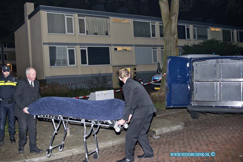 15012707.jpg - FOTOOPDRACHT:Zwijndrecht:27-01-2014:Vrouw door geweld om het leven gebracht in zwijndrecht aan de Bosch een 37 jarige man aangehouden.Volgens de politie is zij door geweld om het leven gebracht. Deze digitale foto blijft eigendom van FOTOPERSBURO BUSINK. Wij hanteren de voorwaarden van het N.V.F. en N.V.J. Gebruik van deze foto impliceert dat u bekend bent  en akkoord gaat met deze voorwaarden bij publicatie.EB/ETIENNE BUSINK