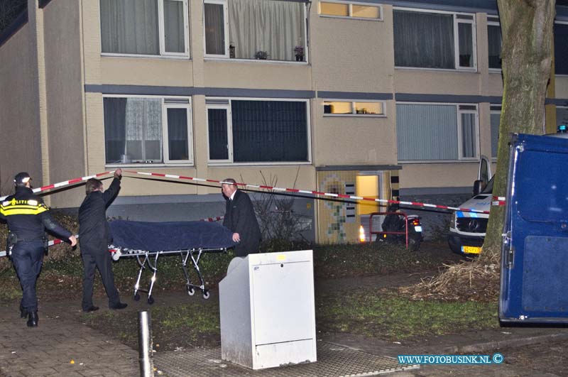 15012709.jpg - FOTOOPDRACHT:Zwijndrecht:27-01-2014:Foto: De dode vrouw word uit haar hus gehaald door begrafenis ondernemers.Vrouw door geweld om het leven gebracht in zwijndrecht aan de Bosch een 37 jarige man aangehouden.Volgens de politie is zij door geweld om het leven gebracht. Deze digitale foto blijft eigendom van FOTOPERSBURO BUSINK. Wij hanteren de voorwaarden van het N.V.F. en N.V.J. Gebruik van deze foto impliceert dat u bekend bent  en akkoord gaat met deze voorwaarden bij publicatie.EB/ETIENNE BUSINK