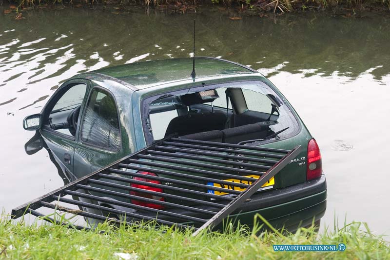 15012902.jpg - FOTOOPDRACHT:Papendrecht:29-01-2014:Een pesonenwagen is rond het middag uur op de BurgermeesterKkeizerweg ter hoogte van de Kattestaart door het slechte weer in de sloot beland, De inzitende werden gered door dat omstanders die het hek dat de auto eerder kaport reden was, door de achter ruit sloegen om zo de inzittende te redden. Het Ambunance personeel keek de inzittende na.Deze digitale foto blijft eigendom van FOTOPERSBURO BUSINK. Wij hanteren de voorwaarden van het N.V.F. en N.V.J. Gebruik van deze foto impliceert dat u bekend bent  en akkoord gaat met deze voorwaarden bij publicatie.EB/ETIENNE BUSINK