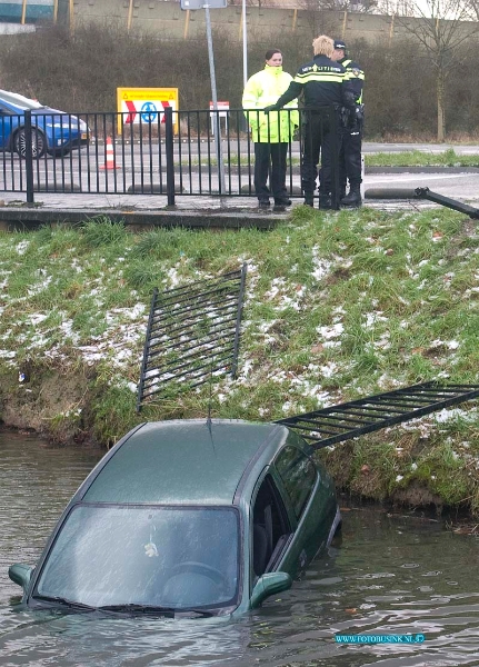 15012904.jpg - FOTOOPDRACHT:Papendrecht:29-01-2014:Een personenwagen is rond het middag uur op de Burgermeester Keizerweg ter hoogte van de Kattestaart door het slechte weer in de sloot beland, De inzitende werden gered door dat omstanders die het hek dat de auto eerder kaport reden was, door de achter ruit sloegen om zo de inzittende te redden. Het Ambunance personeel keek de inzittende na.Deze digitale foto blijft eigendom van FOTOPERSBURO BUSINK. Wij hanteren de voorwaarden van het N.V.F. en N.V.J. Gebruik van deze foto impliceert dat u bekend bent  en akkoord gaat met deze voorwaarden bij publicatie.EB/ETIENNE BUSINK