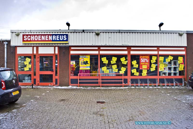 15012906.jpg - FOTOOPDRACHT:Dordrecht:29-01-2015:Foto: Winkel aan de Dubbeldamseweg DordrechtSchoenenreus, vanmiddag heeft de rechtbank de op één na grootste schoenenketen van Nederland failliet verklaard. Afgelopen dinsdag kreeg de keten al uitstel van betaling en gingen de winkels al dicht.Bijna twee jaar geleden ging Schoenenreus ook al failliet, dat kwam vooral door de economische crisis en de concurrentie van online schoenenwinkels. Maar het bedrijf maakte een stille doorstart op de dag dat het faillissement werd uitgesproken. Deze digitale foto blijft eigendom van FOTOPERSBURO BUSINK. Wij hanteren de voorwaarden van het N.V.F. en N.V.J. Gebruik van deze foto impliceert dat u bekend bent  en akkoord gaat met deze voorwaarden bij publicatie.EB/ETIENNE BUSINK