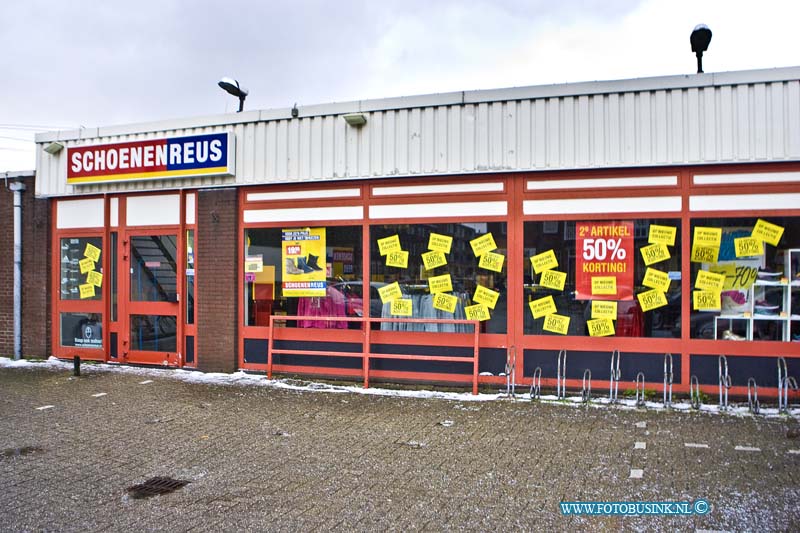 15012907.jpg - FOTOOPDRACHT:Dordrecht:29-01-2015:Foto: Winkel aan de Dubbeldamseweg DordrechtSchoenenreus, vanmiddag heeft de rechtbank de op één na grootste schoenenketen van Nederland failliet verklaard. Afgelopen dinsdag kreeg de keten al uitstel van betaling en gingen de winkels al dicht.Bijna twee jaar geleden ging Schoenenreus ook al failliet, dat kwam vooral door de economische crisis en de concurrentie van online schoenenwinkels. Maar het bedrijf maakte een stille doorstart op de dag dat het faillissement werd uitgesproken. Deze digitale foto blijft eigendom van FOTOPERSBURO BUSINK. Wij hanteren de voorwaarden van het N.V.F. en N.V.J. Gebruik van deze foto impliceert dat u bekend bent  en akkoord gaat met deze voorwaarden bij publicatie.EB/ETIENNE BUSINK