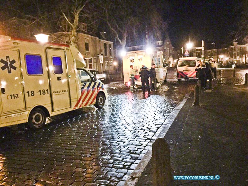 15013101.jpg - Dordrecht : 31-01-2015De politie kreeg vanmorgen vroeg een melding van een steekpartij op de Lange Gelderse kade in Dordrecht.Diverse hulpdiensten kwamen terplaatsen.Toen de hulpdiensten terplaatse waren bleek het gaan om een vechtpartij waarbij een slachtoffer flinke verwondingen had aan zijn gezicht.De politie is meteen een onderzoek begonnen door onder andere camera beelden te bekijken en getuigen te horen er was vanmorgen nog geen dader aangehoudenHet slachtoffer is met spoed naar een ziekenhuis vervoerdDeze digitale foto blijft eigendom van FOTOPERSBURO BUSINK. Wij hanteren de voorwaarden van het N.V.F. en N.V.J. Gebruik van deze foto impliceert dat u bekend bent  en akkoord gaat met deze voorwaarden bij publicatie.EB/ETIENNE BUSINK