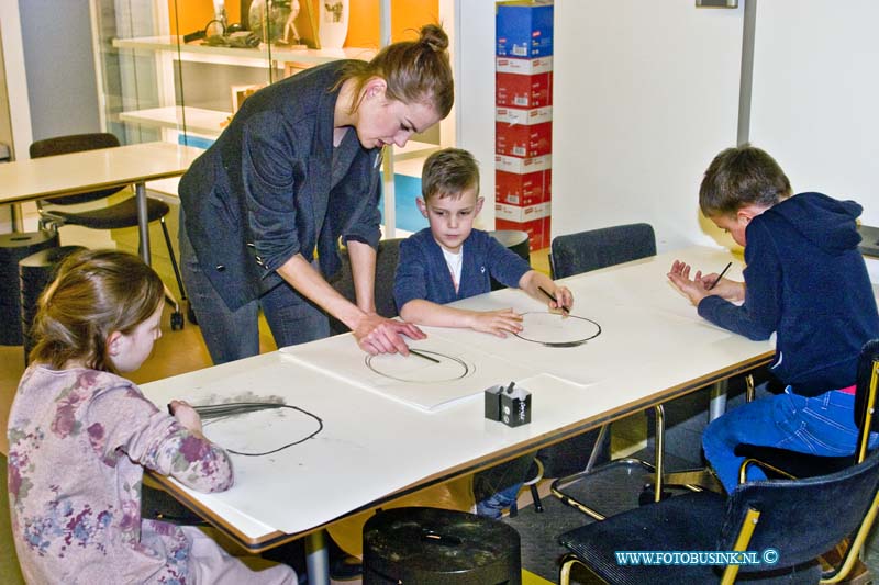 15013108.jpg - FOTOOPDRACHT:Dordrecht:31-01-2015:Het Dordrechts Museum eindigt januari met een wel heel leuke kinderworkshop: Kijk en Teken! Eerst samen kijken naar tekenkunst uit verschillende perioden en daarna zelf aan de slag in het atelier. Laat je zaterdagmiddag 31 januari inspireren in het Dordrechts Museum en laat daarna je creativiteit de vrije loop.  Deze digitale foto blijft eigendom van FOTOPERSBURO BUSINK. Wij hanteren de voorwaarden van het N.V.F. en N.V.J. Gebruik van deze foto impliceert dat u bekend bent  en akkoord gaat met deze voorwaarden bij publicatie.EB/ETIENNE BUSINK