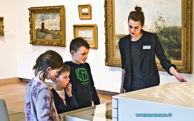 15013109.jpg - FOTOOPDRACHT:Dordrecht:31-01-2015:Het Dordrechts Museum eindigt januari met een wel heel leuke kinderworkshop: Kijk en Teken! Eerst samen kijken naar tekenkunst uit verschillende perioden en daarna zelf aan de slag in het atelier. Laat je zaterdagmiddag 31 januari inspireren in het Dordrechts Museum en laat daarna je creativiteit de vrije loop.  Deze digitale foto blijft eigendom van FOTOPERSBURO BUSINK. Wij hanteren de voorwaarden van het N.V.F. en N.V.J. Gebruik van deze foto impliceert dat u bekend bent  en akkoord gaat met deze voorwaarden bij publicatie.EB/ETIENNE BUSINK