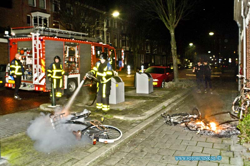 16010102.jpg - DORDRECHT  01 Januari 2016 Tijdens Oud en Nieuwjaars nacht rond  half 4 is op de Dubbeldamseweg ter hoogte van nr. 122 s een tweelingwagen met fiets in brand gestoken, of mogelijk door vuurwerk. De gevel van de woning is ook zwaar beschadigd, de bewoners met hun kinder sliepen recht boven de gevel die in ook brandschade opliep konden op tijd zich in veiligheid stelen omdat de buren hun hadden gewaarschuwd.Deze digitale foto blijft eigendom van FOTOPERSBURO BUSINK. Wij hanteren de voorwaarden van het N.V.F. en N.V.J. Gebruik van deze foto impliceert dat u bekend bent  en akkoord gaat met deze voorwaarden bij publicatie.EB/ETIENNE BUSINK