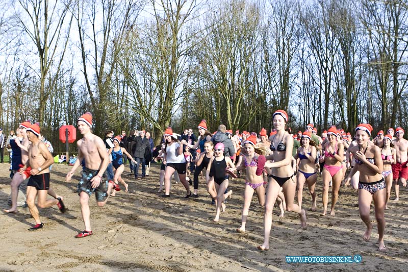 16010103.jpg - DORDRECHT  01 Januari 2016 In de Dordtse Merwelanden hebben zon 200 mensen vandaag meegedaan aan de Nieuwjaars duik. een grote groep uit Sliedrecht deed voor een speciaal goed doel mee: SLIEDRECHT  Alles wordt door de Sliedrechtse jongeren uit de kast getrokken om de centjes bij elkaar te krijgen voor de Rwanda-reis, die zij komende zomer gaan maken. Voor deze werkvakantie nemen ze op vrijdag 1 januari 2016 deel aan de Nieuwjaarsduik van Natuurlijk Sportief uit Dordrecht. Iedereen kreeg ook een echte Unox-muts uitgereikt en na de duik is er voor elke betalende deelnemer een kop warme soep Deze digitale foto blijft eigendom van FOTOPERSBURO BUSINK. Wij hanteren de voorwaarden van het N.V.F. en N.V.J. Gebruik van deze foto impliceert dat u bekend bent  en akkoord gaat met deze voorwaarden bij publicatie.EB/ETIENNE BUSINK