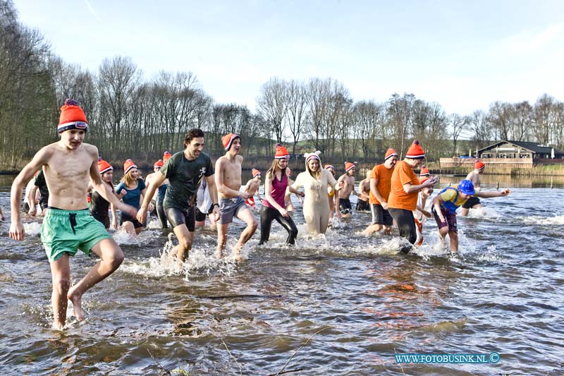 16010104.jpg - DORDRECHT  01 Januari 2016 In de Dordtse Merwelanden hebben zon 200 mensen vandaag meegedaan aan de Nieuwjaars duik. een grote groep uit Sliedrecht deed voor een speciaal goed doel mee: SLIEDRECHT  Alles wordt door de Sliedrechtse jongeren uit de kast getrokken om de centjes bij elkaar te krijgen voor de Rwanda-reis, die zij komende zomer gaan maken. Voor deze werkvakantie nemen ze op vrijdag 1 januari 2016 deel aan de Nieuwjaarsduik van Natuurlijk Sportief uit Dordrecht. Iedereen kreeg ook een echte Unox-muts uitgereikt en na de duik is er voor elke betalende deelnemer een kop warme soep Deze digitale foto blijft eigendom van FOTOPERSBURO BUSINK. Wij hanteren de voorwaarden van het N.V.F. en N.V.J. Gebruik van deze foto impliceert dat u bekend bent  en akkoord gaat met deze voorwaarden bij publicatie.EB/ETIENNE BUSINK