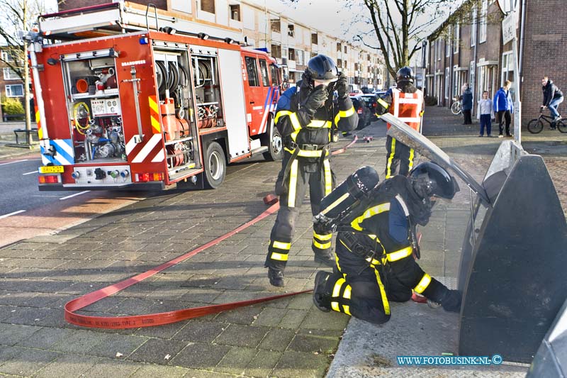 16010106.jpg - SLIEDRECHT   01 Januari 2016 Op Nieuwjaarsdag rond 14 uur bluste de brandweer een ondergrondse container, die door vuurwerk in brand was geraakt, Voor brandweer man Dick van Herpe was het na 25 jaar zijn laatste klus, en dat op de eerste dag van het nieuwe jaar, hij gaat nu blusboten in miniatuur na bouwen. het was extreem rustig in de Drechtsteden dit jaar met branden en onrust stoken de jeugd.Deze digitale foto blijft eigendom van FOTOPERSBURO BUSINK. Wij hanteren de voorwaarden van het N.V.F. en N.V.J. Gebruik van deze foto impliceert dat u bekend bent  en akkoord gaat met deze voorwaarden bij publicatie.EB/ETIENNE BUSINK