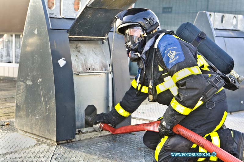 16010107.jpg - SLIEDRECHT   01 Januari 2016 Op Nieuwjaarsdag rond 14 uur bluste de brandweer een ondergrondse container, die door vuurwerk in brand was geraakt, Voor brandweer man Dick van Herpe was het na 25 jaar zijn laatste klus, en dat op de eerste dag van het nieuwe jaar, hij gaat nu blusboten in miniatuur na bouwen. het was extreem rustig in de Drechtsteden dit jaar met branden en onrust stoken de jeugd.Deze digitale foto blijft eigendom van FOTOPERSBURO BUSINK. Wij hanteren de voorwaarden van het N.V.F. en N.V.J. Gebruik van deze foto impliceert dat u bekend bent  en akkoord gaat met deze voorwaarden bij publicatie.EB/ETIENNE BUSINK