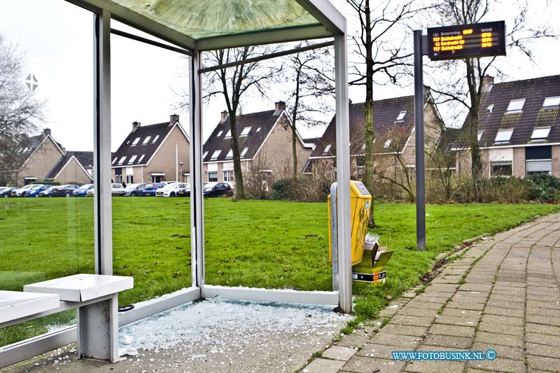 16010108.jpg - ZWIJNDRECHT 01 Januari 2016 Aan de Bachstraat in tijdens de Oud en Nieuw nacht een bushokje gesneuveld door zwaar vuurwerk. 2 ruiten zijn in duizenden stukje op het stoep beland de gemeente ploeg ruimt morgen het glas op, en het vervoers bedrijf gaat een onder aannemer de opdracht geven om de ruiten te vervangen.Deze digitale foto blijft eigendom van FOTOPERSBURO BUSINK. Wij hanteren de voorwaarden van het N.V.F. en N.V.J. Gebruik van deze foto impliceert dat u bekend bent  en akkoord gaat met deze voorwaarden bij publicatie.EB/ETIENNE BUSINK