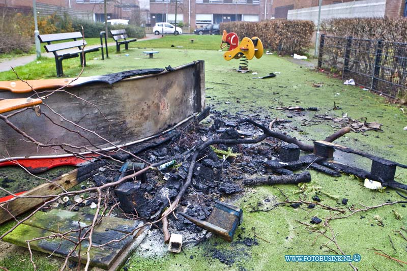 16010109.jpg - DORDRECHT  01 Januari 2016 In de van Mecklenburgstraat  in de wijk Nieuw Krispijn is in de Oud en Nieuw nacht ook een kinderspeeltuin door vuurwerk en brand vernielt, De brandweer kon niks anders dan blussen, de gemeente gaat kijken wat er moet de het speelt plaatsje moet gaan gebeuren. Het was dit jaar erg onrustig met de jeugd in deze wijk.Deze digitale foto blijft eigendom van FOTOPERSBURO BUSINK. Wij hanteren de voorwaarden van het N.V.F. en N.V.J. Gebruik van deze foto impliceert dat u bekend bent  en akkoord gaat met deze voorwaarden bij publicatie.EB/ETIENNE BUSINK