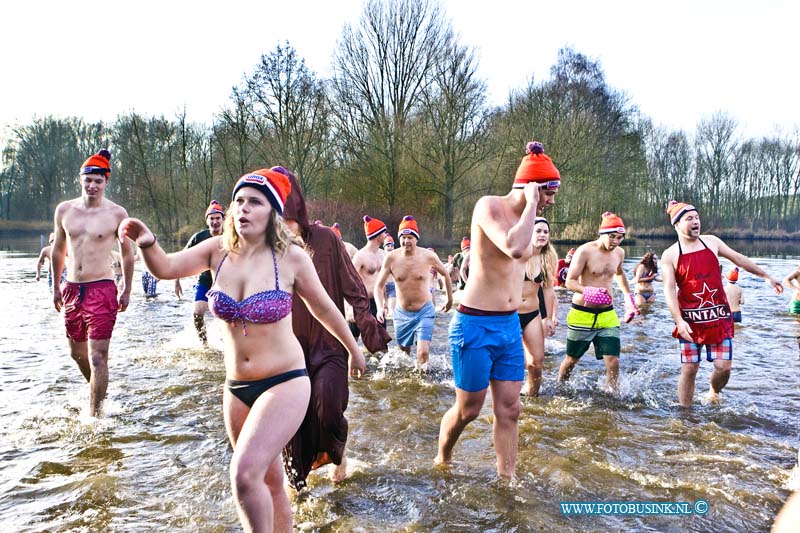 16010111.jpg - DORDRECHT  01 Januari 2016 In de Dordtse Merwelanden hebben zon 200 mensen vandaag meegedaan aan de Nieuwjaars duik. een grote groep uit Sliedrecht deed voor een speciaal goed doel mee: SLIEDRECHT  Alles wordt door de Sliedrechtse jongeren uit de kast getrokken om de centjes bij elkaar te krijgen voor de Rwanda-reis, die zij komende zomer gaan maken. Voor deze werkvakantie nemen ze op vrijdag 1 januari 2016 deel aan de Nieuwjaarsduik van Natuurlijk Sportief uit Dordrecht. Iedereen kreeg ook een echte Unox-muts uitgereikt en na de duik is er voor elke betalende deelnemer een kop warme soep Deze digitale foto blijft eigendom van FOTOPERSBURO BUSINK. Wij hanteren de voorwaarden van het N.V.F. en N.V.J. Gebruik van deze foto impliceert dat u bekend bent  en akkoord gaat met deze voorwaarden bij publicatie.EB/ETIENNE BUSINK