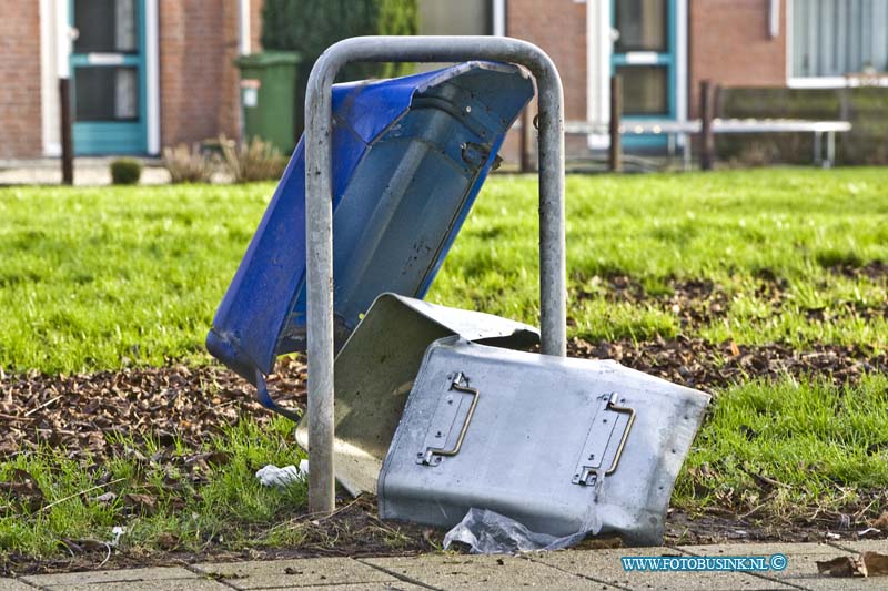 16010112.jpg - PAPENDRECHT  01 Januari 2015 Een afvalbak op de Randweg heeft de nacht van Oud en Nieuw niet overleeft, en is door zwaar vuurwerk compleet uit elkaar gespat. Het was rond de jaarwisseling erg onrustig in Papendrecht de jeugd zocht de confrontatie met ME en politie massaal op.Deze digitale foto blijft eigendom van FOTOPERSBURO BUSINK. Wij hanteren de voorwaarden van het N.V.F. en N.V.J. Gebruik van deze foto impliceert dat u bekend bent  en akkoord gaat met deze voorwaarden bij publicatie.EB/ETIENNE BUSINK