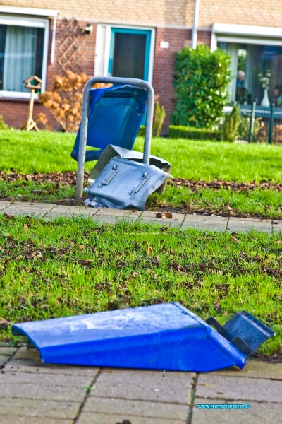 16010113.jpg - PAPENDRECHT  01 Januari 2015 Een afvalbak op de Randweg heeft de nacht van Oud en Nieuw niet overleeft, en is door zwaar vuurwerk compleet uit elkaar gespat. Het was rond de jaarwisseling erg onrustig in Papendrecht de jeugd zocht de confrontatie met ME en politie massaal op.Deze digitale foto blijft eigendom van FOTOPERSBURO BUSINK. Wij hanteren de voorwaarden van het N.V.F. en N.V.J. Gebruik van deze foto impliceert dat u bekend bent  en akkoord gaat met deze voorwaarden bij publicatie.EB/ETIENNE BUSINK