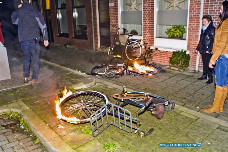 16010114.jpg - DORDRECHT  01 Januari 2016 Tijdens Oud en Nieuwjaars nacht rond  half 4 is op de Dubbeldamseweg ter hoogte van nr. 122 s een tweelingwagen met fiets in brand gestoken, of mogelijk door vuurwerk. De gevel van de woning is ook zwaar beschadigd, de bewoners met hun kinder sliepen recht boven de gevel die in ook brandschade opliep konden op tijd zich in veiligheid stelen omdat de buren hun hadden gewaarschuwd.Deze digitale foto blijft eigendom van FOTOPERSBURO BUSINK. Wij hanteren de voorwaarden van het N.V.F. en N.V.J. Gebruik van deze foto impliceert dat u bekend bent  en akkoord gaat met deze voorwaarden bij publicatie.EB/ETIENNE BUSINK