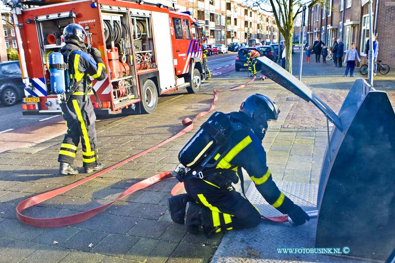 16010115.jpg - SLIEDRECHT   01 Januari 2016 Op Nieuwjaarsdag rond 14 uur bluste de brandweer een ondergrondse container, die door vuurwerk in brand was geraakt, Voor brandweer man Dick van Herpe was het na 25 jaar zijn laatste klus, en dat op de eerste dag van het nieuwe jaar, hij gaat nu blusboten in miniatuur na bouwen. het was extreem rustig in de Drechtsteden dit jaar met branden en onrust stoken de jeugd.Deze digitale foto blijft eigendom van FOTOPERSBURO BUSINK. Wij hanteren de voorwaarden van het N.V.F. en N.V.J. Gebruik van deze foto impliceert dat u bekend bent  en akkoord gaat met deze voorwaarden bij publicatie.EB/ETIENNE BUSINK