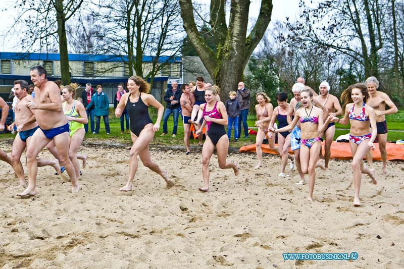 16010117.jpg - ALBLASSERDAM  01 Januari 2016 In recreatieplas  Lammetjeswiel hebben zon 20 mensen vandaag meegedaan aan de Nieuwjaars duik. Met name leden van zwem -en poloclub Wiekslag. Rond 15.00 uur werd afgeteld en gingen de deelnemers het water in. Onder hen was ook Petra Ponse, die op oudejaarsdag op Facebook een oproep deed om het water in gedragen te worden.Deze digitale foto blijft eigendom van FOTOPERSBURO BUSINK. Wij hanteren de voorwaarden van het N.V.F. en N.V.J. Gebruik van deze foto impliceert dat u bekend bent  en akkoord gaat met deze voorwaarden bij publicatie.EB/ETIENNE BUSINK