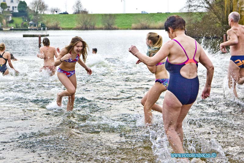 16010118.jpg - ALBLASSERDAM  01 Januari 2016 In recreatieplas  Lammetjeswiel hebben zon 20 mensen vandaag meegedaan aan de Nieuwjaars duik. Met name leden van zwem -en poloclub Wiekslag. Rond 15.00 uur werd afgeteld en gingen de deelnemers het water in. Onder hen was ook Petra Ponse, die op oudejaarsdag op Facebook een oproep deed om het water in gedragen te worden.Deze digitale foto blijft eigendom van FOTOPERSBURO BUSINK. Wij hanteren de voorwaarden van het N.V.F. en N.V.J. Gebruik van deze foto impliceert dat u bekend bent  en akkoord gaat met deze voorwaarden bij publicatie.EB/ETIENNE BUSINK