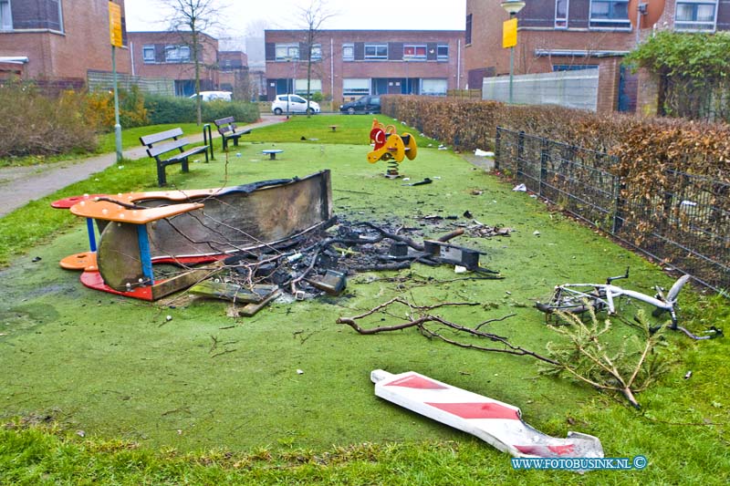 16010119.jpg - DORDRECHT  01 Januari 2016 In de van Mecklenburgstraat  in de wijk Nieuw Krispijn is in de Oud en Nieuw nacht ook een kinderspeeltuin door vuurwerk en brand vernielt, De brandweer kon niks anders dan blussen, de gemeente gaat kijken wat er moet de het speelt plaatsje moet gaan gebeuren. Het was dit jaar erg onrustig met de jeugd in deze wijk.Deze digitale foto blijft eigendom van FOTOPERSBURO BUSINK. Wij hanteren de voorwaarden van het N.V.F. en N.V.J. Gebruik van deze foto impliceert dat u bekend bent  en akkoord gaat met deze voorwaarden bij publicatie.EB/ETIENNE BUSINK