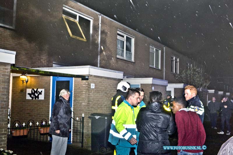 16010201.jpg - DORDRECHT - 02 januari 2016 Zaterdagavond is de brandweer met spoed uitgerukt naar een woning aan de Wielingenstraat (wijk de Staart) nadat er brand was ontstaan in een woning. Rond de klok van 21.00 uur ontstond er door nog onbekende oorzaak brand in een slaapkamer op de bovenverdieping van de woning. In de woning waren op het moment meerdere mensen aanwezig enkele personen (ongeveer 6) werden kort door de Ambulancemedewerkers ter plaatse bekeken op mogelijke rookinhalatie. De aanwezige in het pand waren al buiten toen de brandweer arriverende. De brandweer had de brand snel onder controle maar de bovenverdieping van de woning liep forse brand en rookschade op.Deze digitale foto blijft eigendom van FOTOPERSBURO BUSINK. Wij hanteren de voorwaarden van het N.V.F. en N.V.J. Gebruik van deze foto impliceert dat u bekend bent  en akkoord gaat met deze voorwaarden bij publicatie.EB/ETIENNE BUSINK