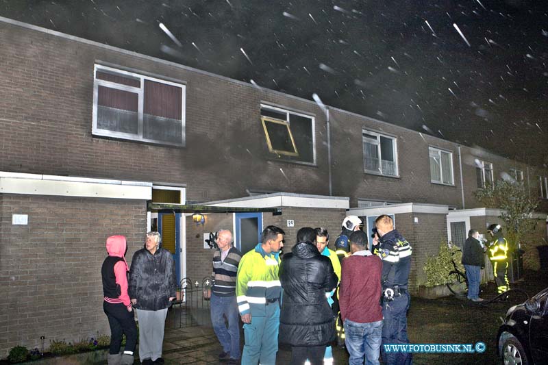 16010202.jpg - DORDRECHT - 02 januari 2016 Zaterdagavond is de brandweer met spoed uitgerukt naar een woning aan de Wielingenstraat (wijk de Staart) nadat er brand was ontstaan in een woning. Rond de klok van 21.00 uur ontstond er door nog onbekende oorzaak brand in een slaapkamer op de bovenverdieping van de woning. In de woning waren op het moment meerdere mensen aanwezig enkele personen (ongeveer 6) werden kort door de Ambulancemedewerkers ter plaatse bekeken op mogelijke rookinhalatie. De aanwezige in het pand waren al buiten toen de brandweer arriverende. De brandweer had de brand snel onder controle maar de bovenverdieping van de woning liep forse brand en rookschade op.Deze digitale foto blijft eigendom van FOTOPERSBURO BUSINK. Wij hanteren de voorwaarden van het N.V.F. en N.V.J. Gebruik van deze foto impliceert dat u bekend bent  en akkoord gaat met deze voorwaarden bij publicatie.EB/ETIENNE BUSINK