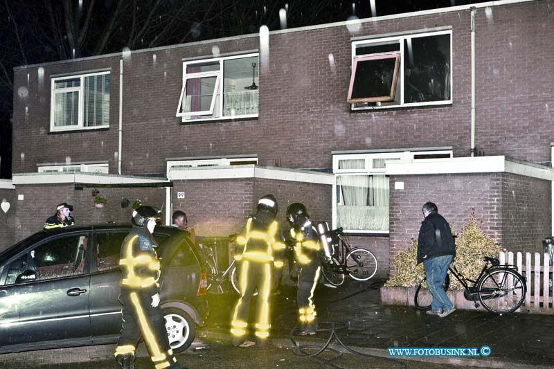 16010203.jpg - DORDRECHT - 02 januari 2016 Zaterdagavond is de brandweer met spoed uitgerukt naar een woning aan de Wielingenstraat (wijk de Staart) nadat er brand was ontstaan in een woning. Rond de klok van 21.00 uur ontstond er door nog onbekende oorzaak brand in een slaapkamer op de bovenverdieping van de woning. In de woning waren op het moment meerdere mensen aanwezig enkele personen (ongeveer 6) werden kort door de Ambulancemedewerkers ter plaatse bekeken op mogelijke rookinhalatie. De aanwezige in het pand waren al buiten toen de brandweer arriverende. De brandweer had de brand snel onder controle maar de bovenverdieping van de woning liep forse brand en rookschade op.Deze digitale foto blijft eigendom van FOTOPERSBURO BUSINK. Wij hanteren de voorwaarden van het N.V.F. en N.V.J. Gebruik van deze foto impliceert dat u bekend bent  en akkoord gaat met deze voorwaarden bij publicatie.EB/ETIENNE BUSINK