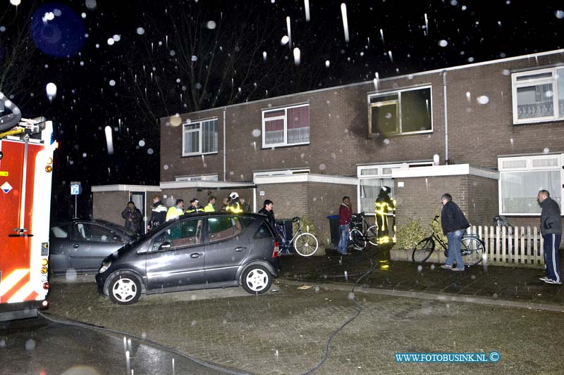 16010204.jpg - DORDRECHT - 02 januari 2016 Zaterdagavond is de brandweer met spoed uitgerukt naar een woning aan de Wielingenstraat (wijk de Staart) nadat er brand was ontstaan in een woning. Rond de klok van 21.00 uur ontstond er door nog onbekende oorzaak brand in een slaapkamer op de bovenverdieping van de woning. In de woning waren op het moment meerdere mensen aanwezig enkele personen (ongeveer 6) werden kort door de Ambulancemedewerkers ter plaatse bekeken op mogelijke rookinhalatie. De aanwezige in het pand waren al buiten toen de brandweer arriverende. De brandweer had de brand snel onder controle maar de bovenverdieping van de woning liep forse brand en rookschade op.Deze digitale foto blijft eigendom van FOTOPERSBURO BUSINK. Wij hanteren de voorwaarden van het N.V.F. en N.V.J. Gebruik van deze foto impliceert dat u bekend bent  en akkoord gaat met deze voorwaarden bij publicatie.EB/ETIENNE BUSINK