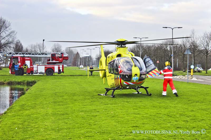 16010208.jpg - ZWIJNDRECHT  02 Januari 2016 Een traumahelikopter is zaterdagmiddag geland in Zwijndrecht. Rond 14.15 uur hadden ambulancemedewerkers, dat met twee voertuigen ter plaatse waren bij een incident in een woning aan de Ellingtonstraat, assistentie nodig van een Trauma arts.  Hierop kwam het Mobiel Medisch Team en de politie ter plaatse. De gewonde man is door de brandweer uit de woning gehesen. Hierna is het slachtoffer met spoed en onder begeleiding van de trauma-arts naar een ziekenhuis in Dordrecht vervoerd. Deze digitale foto blijft eigendom van FOTOPERSBURO BUSINK. Wij hanteren de voorwaarden van het N.V.F. en N.V.J. Gebruik van deze foto impliceert dat u bekend bent  en akkoord gaat met deze voorwaarden bij publicatie.EB/ETIENNE BUSINK