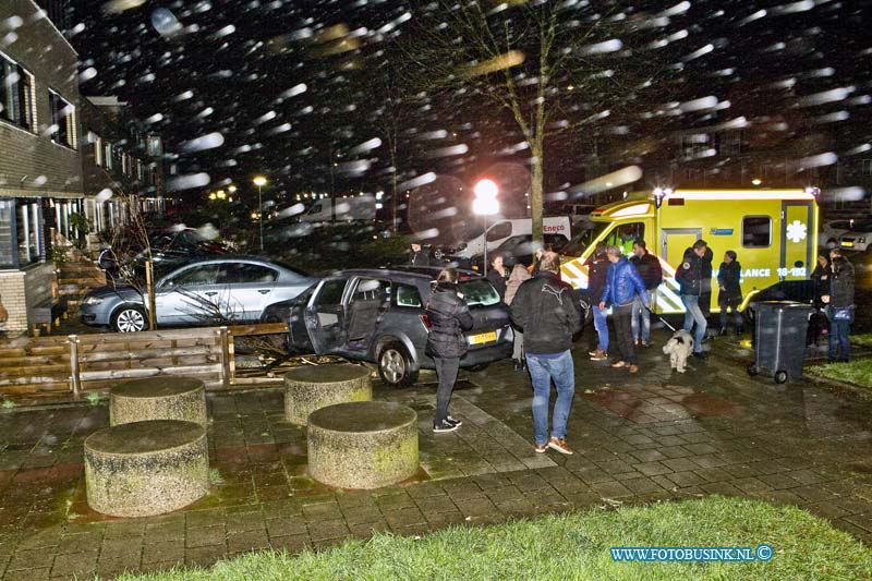 16010304.jpg - DORDRECHT  03-Januari 2015 Op de Chico Mendesring ter hoogte van Het Dijckhuis is een auto uit de bocht gevolgen en in de tuin van een hoek woning terecht gekomen. Een man die zijn hond liep uit te laten kon ter nauwe nood zich in veiligheid stellen. Met de tuin en het hek en een lantarenpaal liep het slechter af, deze waren onherstelbaar beschadigd. De Ambulance medewerkers keken de bestuurder ter plaatse na op verwondingen.Deze digitale foto blijft eigendom van FOTOPERSBURO BUSINK. Wij hanteren de voorwaarden van het N.V.F. en N.V.J. Gebruik van deze foto impliceert dat u bekend bent  en akkoord gaat met deze voorwaarden bij publicatie.EB/ETIENNE BUSINK