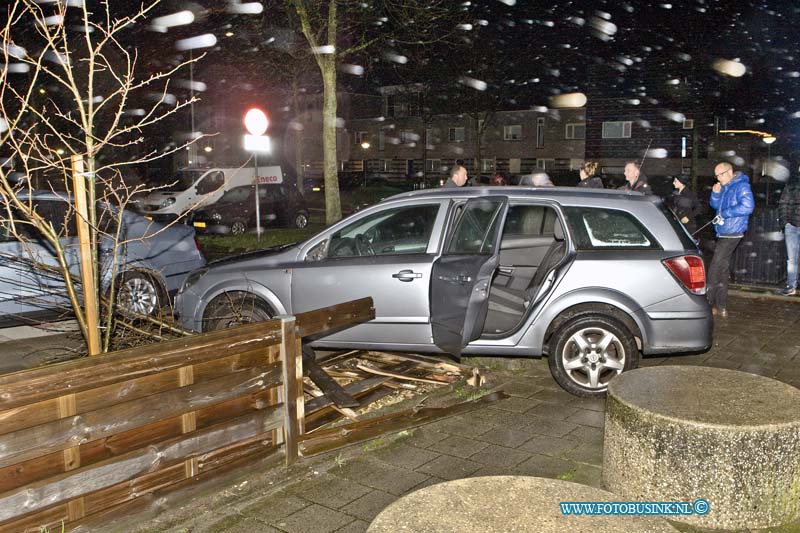 16010305.jpg - DORDRECHT  03-Januari 2015 Op de Chico Mendesring ter hoogte van Het Dijckhuis is een auto uit de bocht gevolgen en in de tuin van een hoek woning terecht gekomen. Een man die zijn hond liep uit te laten kon ter nauwe nood zich in veiligheid stellen. Met de tuin en het hek en een lantarenpaal liep het slechter af, deze waren onherstelbaar beschadigd. De Ambulance medewerkers keken de bestuurder ter plaatse na op verwondingen.Deze digitale foto blijft eigendom van FOTOPERSBURO BUSINK. Wij hanteren de voorwaarden van het N.V.F. en N.V.J. Gebruik van deze foto impliceert dat u bekend bent  en akkoord gaat met deze voorwaarden bij publicatie.EB/ETIENNE BUSINK