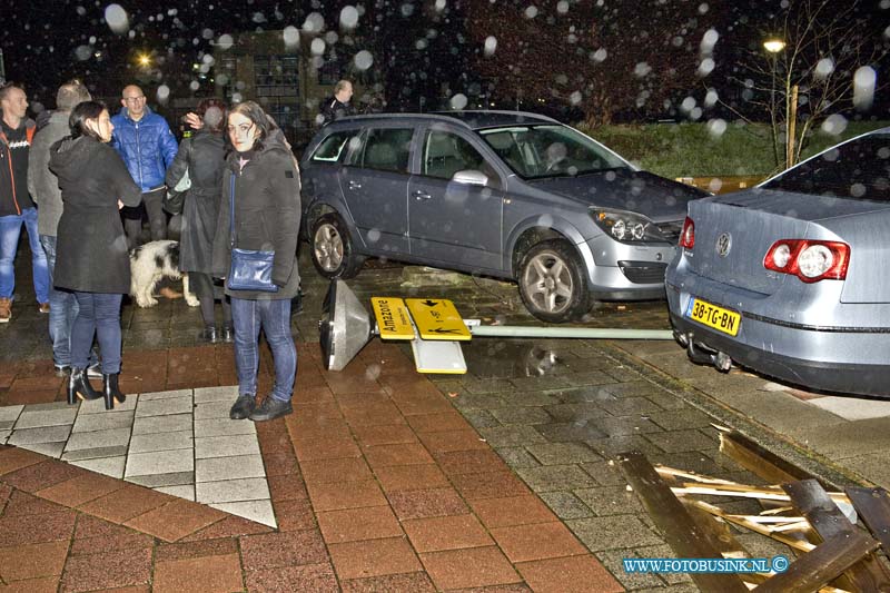 16010306.jpg - DORDRECHT  03-Januari 2015 Op de Chico Mendesring ter hoogte van Het Dijckhuis is een auto uit de bocht gevolgen en in de tuin van een hoek woning terecht gekomen. Een man die zijn hond liep uit te laten kon ter nauwe nood zich in veiligheid stellen. Met de tuin en het hek en een lantarenpaal liep het slechter af, deze waren onherstelbaar beschadigd. De Ambulance medewerkers keken de bestuurder ter plaatse na op verwondingen.Deze digitale foto blijft eigendom van FOTOPERSBURO BUSINK. Wij hanteren de voorwaarden van het N.V.F. en N.V.J. Gebruik van deze foto impliceert dat u bekend bent  en akkoord gaat met deze voorwaarden bij publicatie.EB/ETIENNE BUSINK