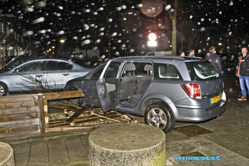 16010307.jpg - DORDRECHT  03-Januari 2015 Op de Chico Mendesring ter hoogte van Het Dijckhuis is een auto uit de bocht gevolgen en in de tuin van een hoek woning terecht gekomen. Een man die zijn hond liep uit te laten kon ter nauwe nood zich in veiligheid stellen. Met de tuin en het hek en een lantarenpaal liep het slechter af, deze waren onherstelbaar beschadigd. De Ambulance medewerkers keken de bestuurder ter plaatse na op verwondingen.Deze digitale foto blijft eigendom van FOTOPERSBURO BUSINK. Wij hanteren de voorwaarden van het N.V.F. en N.V.J. Gebruik van deze foto impliceert dat u bekend bent  en akkoord gaat met deze voorwaarden bij publicatie.EB/ETIENNE BUSINK