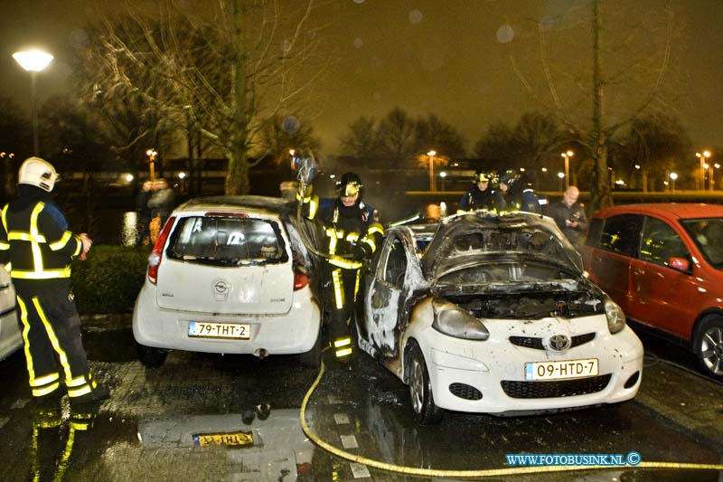 16010308.jpg - PAPENDRECHT  03 Januari 2016 Bij de Ster flat aan de Vrijheer van Eslaan zijn in de nacht van zaterdag op zondag 2 auto totaal uitgebrand en een 3e auto raakte zwaar beschadigd. De auto zijn hoog waarschijnlijk in brand gestoken, mogelijk met vuurwerk. De brandweer bluste de auto branden en zette ook 1 van de alarm systemen uit. Een bergings bedrijf sleepte de auto weg. De politie stelt een onderzoek in naar de toedracht.Deze digitale foto blijft eigendom van FOTOPERSBURO BUSINK. Wij hanteren de voorwaarden van het N.V.F. en N.V.J. Gebruik van deze foto impliceert dat u bekend bent  en akkoord gaat met deze voorwaarden bij publicatie.EB/ETIENNE BUSINK