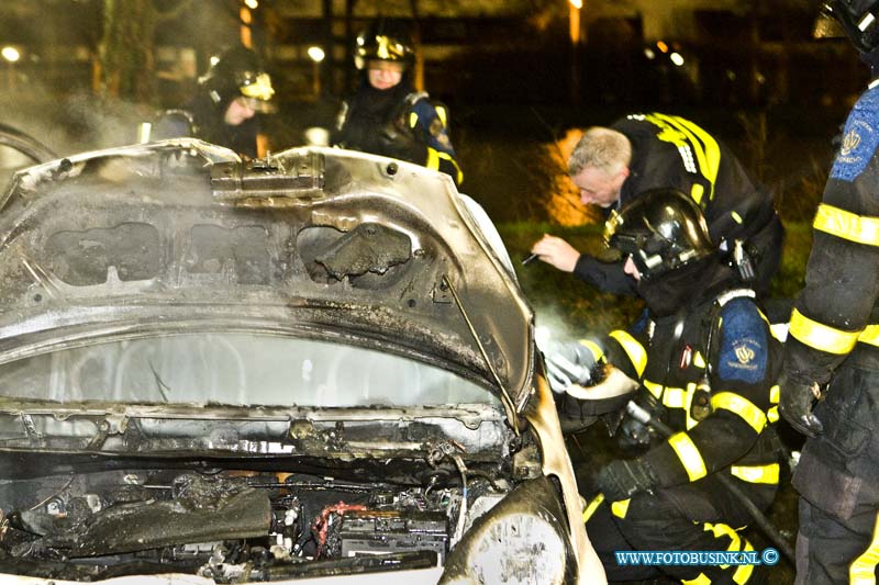 16010309.jpg - PAPENDRECHT  03 Januari 2016 Bij de Ster flat aan de Vrijheer van Eslaan zijn in de nacht van zaterdag op zondag 2 auto totaal uitgebrand en een 3e auto raakte zwaar beschadigd. De auto zijn hoog waarschijnlijk in brand gestoken, mogelijk met vuurwerk. De brandweer bluste de auto branden en zette ook 1 van de alarm systemen uit. Een bergings bedrijf sleepte de auto weg. De politie stelt een onderzoek in naar de toedracht.Deze digitale foto blijft eigendom van FOTOPERSBURO BUSINK. Wij hanteren de voorwaarden van het N.V.F. en N.V.J. Gebruik van deze foto impliceert dat u bekend bent  en akkoord gaat met deze voorwaarden bij publicatie.EB/ETIENNE BUSINK