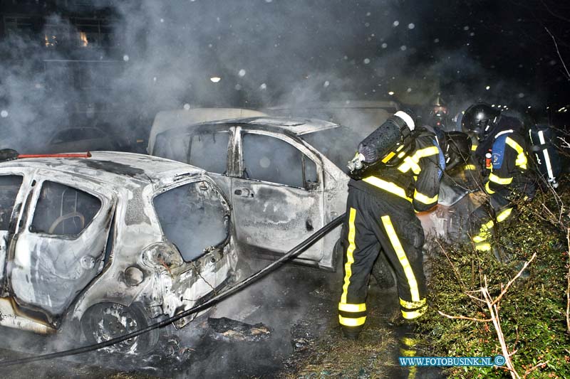 16010310.jpg - PAPENDRECHT  03 Januari 2016 Bij de Ster flat aan de Vrijheer van Eslaan zijn in de nacht van zaterdag op zondag 2 auto totaal uitgebrand en een 3e auto raakte zwaar beschadigd. De auto zijn hoog waarschijnlijk in brand gestoken, mogelijk met vuurwerk. De brandweer bluste de auto branden en zette ook 1 van de alarm systemen uit. Een bergings bedrijf sleepte de auto weg. De politie stelt een onderzoek in naar de toedracht.Deze digitale foto blijft eigendom van FOTOPERSBURO BUSINK. Wij hanteren de voorwaarden van het N.V.F. en N.V.J. Gebruik van deze foto impliceert dat u bekend bent  en akkoord gaat met deze voorwaarden bij publicatie.EB/ETIENNE BUSINK